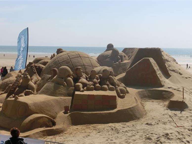 Kids Folie Sculpture de sable sur la grande plage de Saint Jean de Monts en Vendée